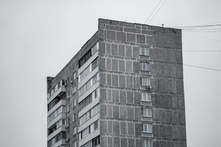 Panelház tetejéről ugorhatott le egy férfi Szegeden