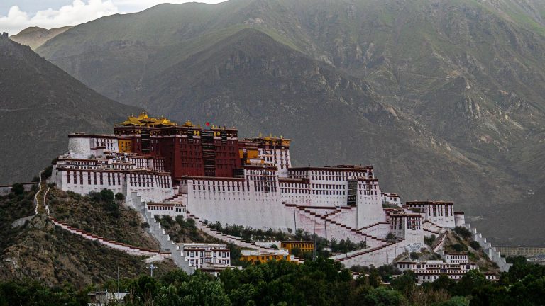 Kína: bezárták a tibeti Potala palotát, miután koronavírusos esetszámokról érkeztek hírek