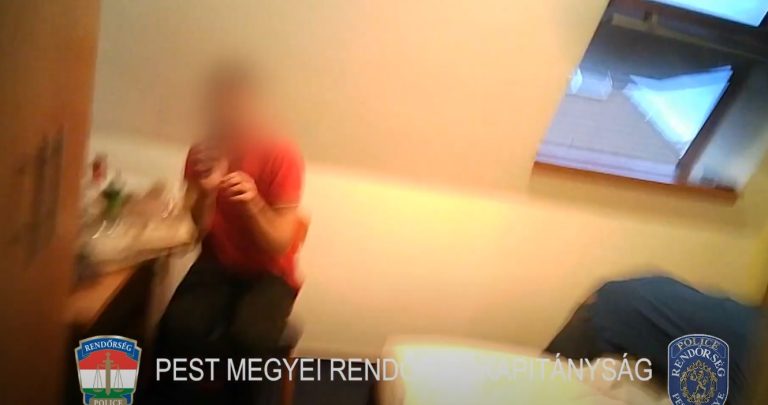 Videón a rendőrség akciója egy erőszakos bűnbanda ellen: „Rendőrség, feküdj le a földre”