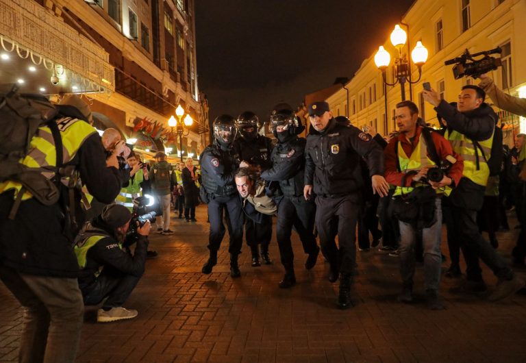 Hatalmas tömeg gyűlt össze Moszkvában a mozgósítás hírére, s azt skandálták, „küldjétek Putyint a lövészárokba!” (videó)