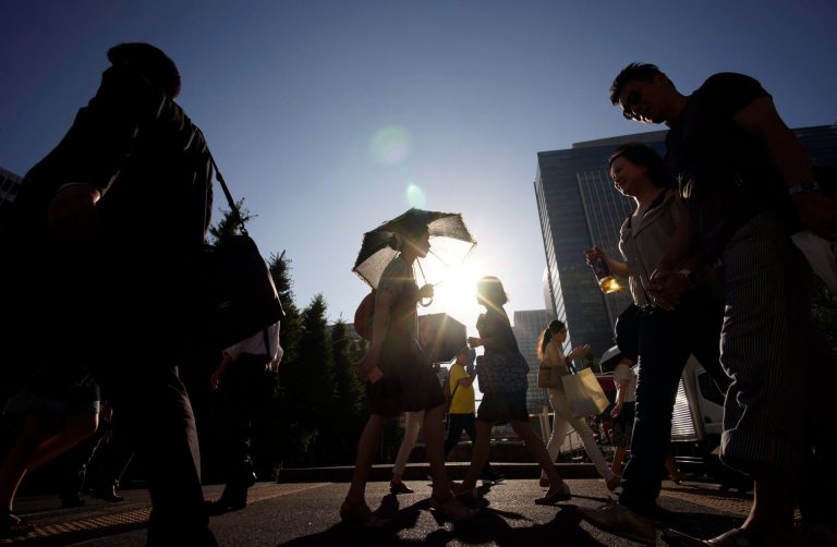 Olyan hőség tombol az egyik japán városban, hogy esernyőket osztogatnak napszúrás ellen
