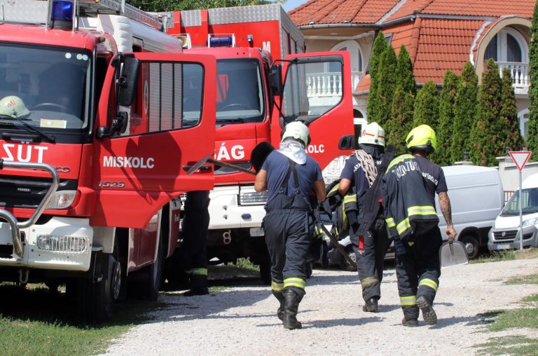 Miskolci pinceomlás: a tűzoltók kiemelték két munkás holttestét