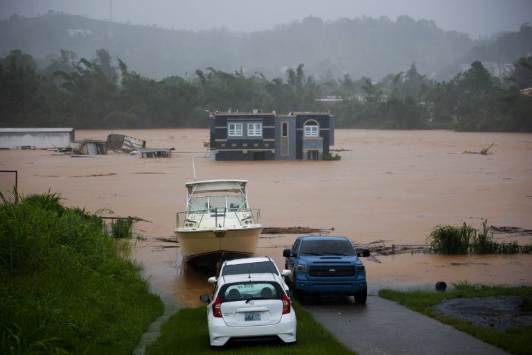 A Fiona hurrikán pusztító áradásokat indított útjára, összeomlott egy híd Puerto Ricóban (videó)