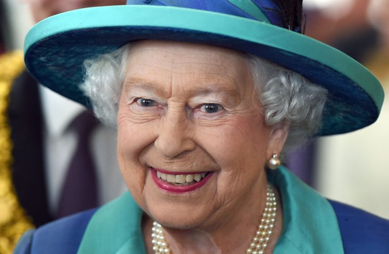 Már novemberben megjelenik II. Erzsébet lezárt életrajza