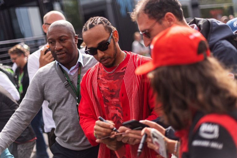 Lewis Hamilton nyitott lenne arra, hogy csatlakozzon egy brit milliárdoshoz a Manchester United esetleges átvételében