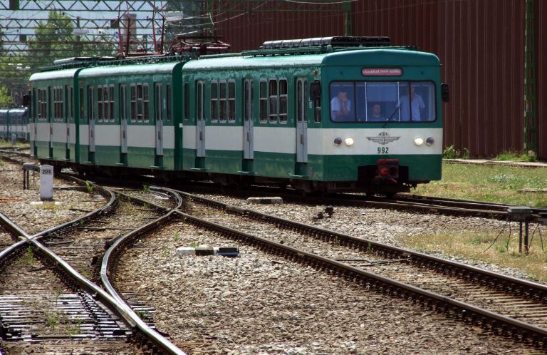 Figyelmetlenül sétált ki a szerelvény elé a kamasz, aki elgázolt a HÉV Pomázon