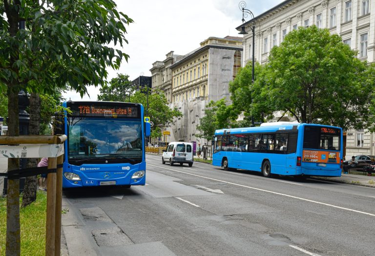 Megszűnt a lezárás a Váci úton, miután oszlopnak csapódott egy busz