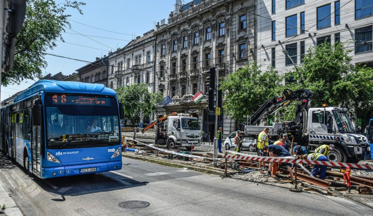 Forgalmi akadály a Váci úton: oszlopnak hajtott egy BKV-busz