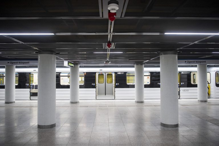 Beesett a 3-as metró alá egy ember és életét vesztette