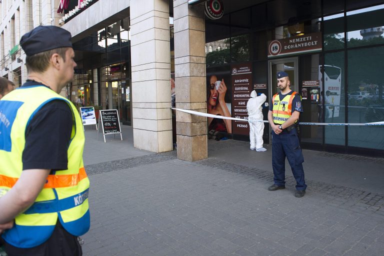 Késelés történt kora reggel Ferencvárosban egy dohánybolt előtt