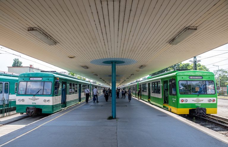 Embert gázolt a HÉV Pomázon, mentőhelikopter a helyszínen