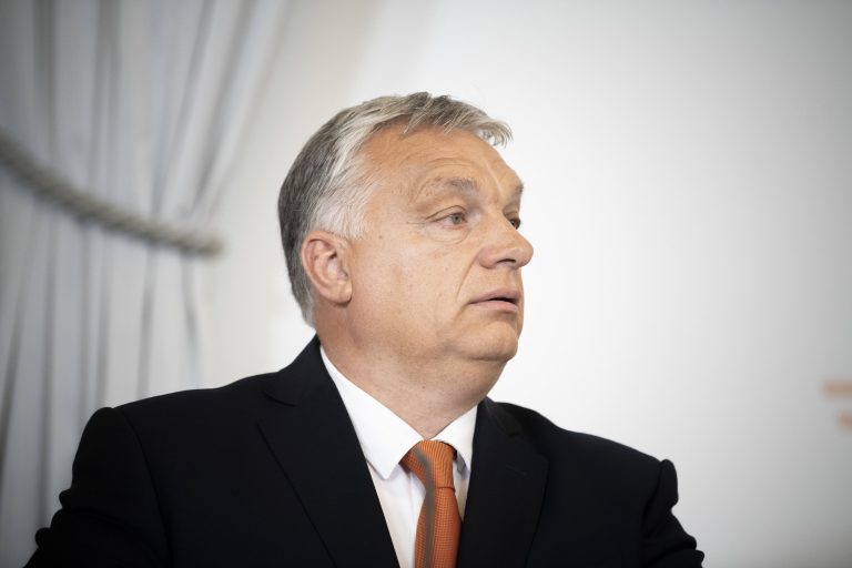 Orbán Viktor lazán és nyáriasan futott be a divatos napszemüvegében Kötcsén