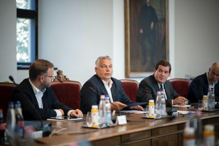 Jakab így értékelte az Orbán-kormány első száz napját: „nem kellene harcolni az Európai Unióval”