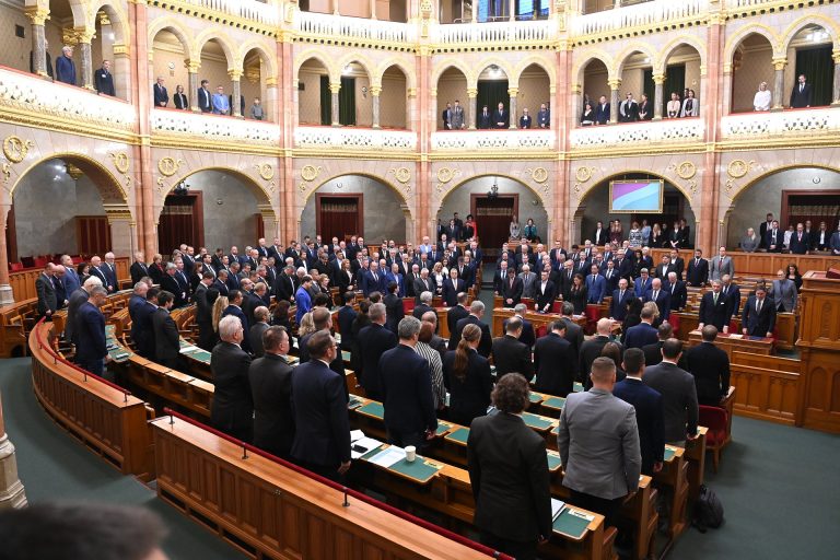 Orbán Viktor: Aki fizeti a számlát, az rendeli a nótát