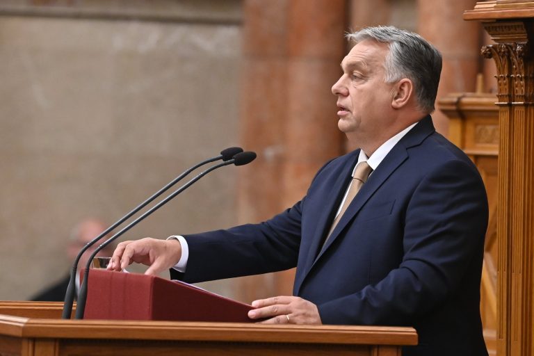 Orbán Viktor válasza a DK-nak arra, hogy mi lesz a fizetésképtelen rezsisekkel