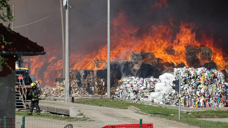 Több mint 50 tűzoltó harcol a lángokkal Csongrád-Csanád megyében