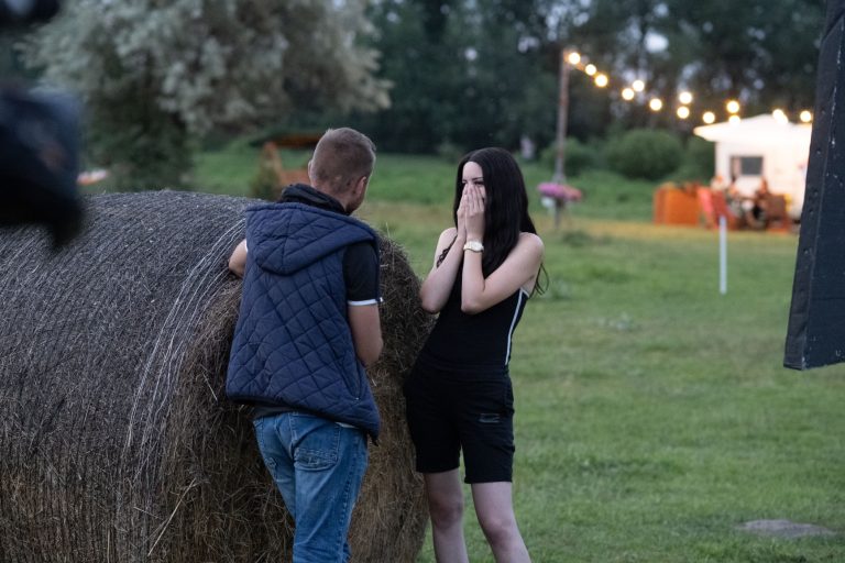 Házasodna a gazda: ilyen csajozási trükköt még életünkben nem láttunk, de működött (videó)