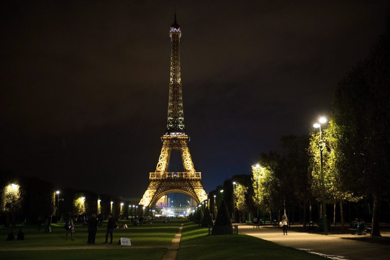 Lekapcsolták az Eiffel-torony világítását II. Erzsébet királynő halálát követően