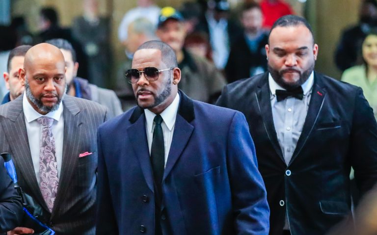 Ítéletet hoztak R. Kelly gyermekpornós ügyében: bűnös