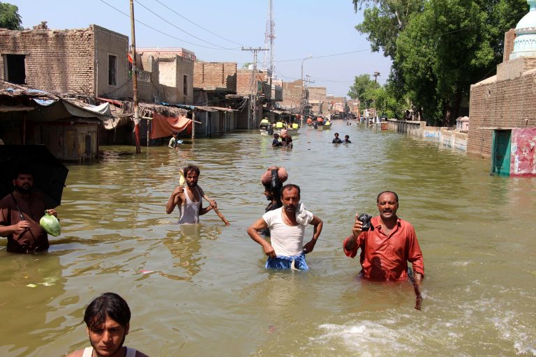 Több mint 1200 halott és 6000 sérült után sincs vége az áradás okozta katasztrófának Pakisztánban