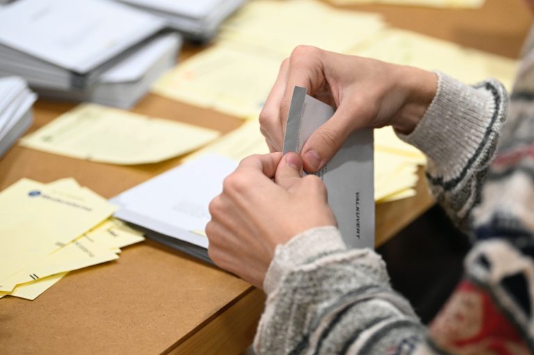 Meglepetést okozhatnak a konzervatívok, szerdáig várni kell a svéd választások eredményére