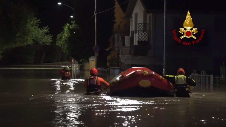 Halálos áradások söpörnek végig az olasz városokon, legkevesebb kilenc ember életét vesztette (képek, videók)