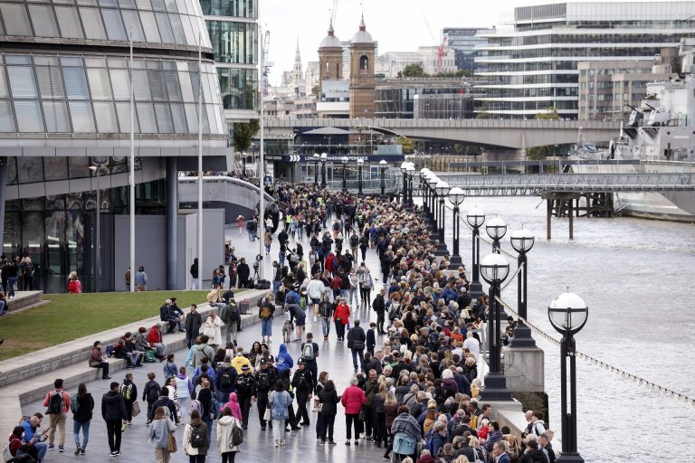 Kiugróan magas bevétellel számolnak a londoni vendéglátósok a tíznapos gyász miatt