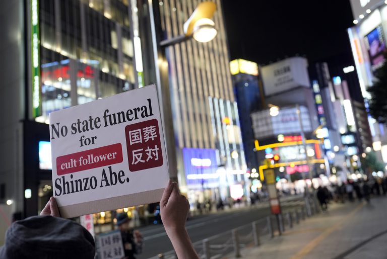 Hatalmas vihart kavartak a volt japán miniszterelnök állami temetésének költségei