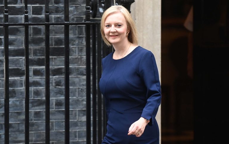 A munkaerőhiány miatt enyhíthet a brit vízumszabályokon Liz Truss