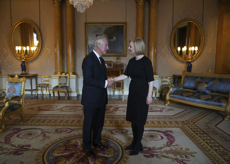 Furcsán fogalmaznak a britek, mintha nem lenne egyetértés III. Károly király és Liz Truss között