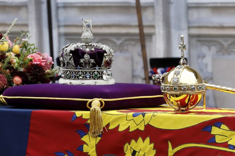 Összeesett egy szolgálatban lévő rendőr II. Erzsébet temetésen, hordágyon vitték el