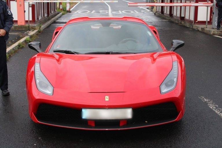 Fotókon a Letenyén lefoglalt körözött Ferrari