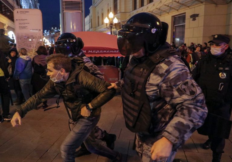 Kígyózó sorokban várják az orosz férfiak a határon, hogy elmenekülhessenek Putyin mozgósítása elől