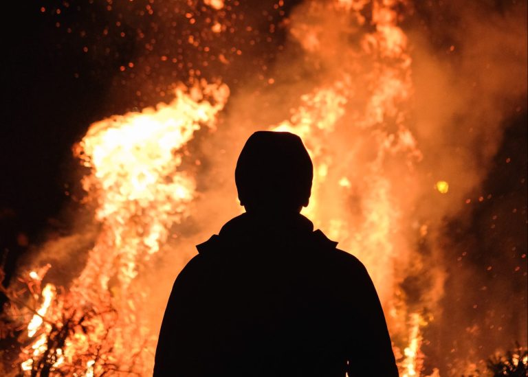 Lángok csaptak fel egy lengyel olajfinomítóban, két ember életét vesztette