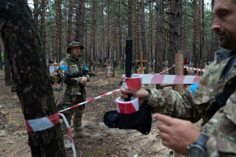 Zelenszkij az iziumi tömegsírokról: „Oroszország csak halált és szenvedést hagy maga után, gyilkosok, kínzók”