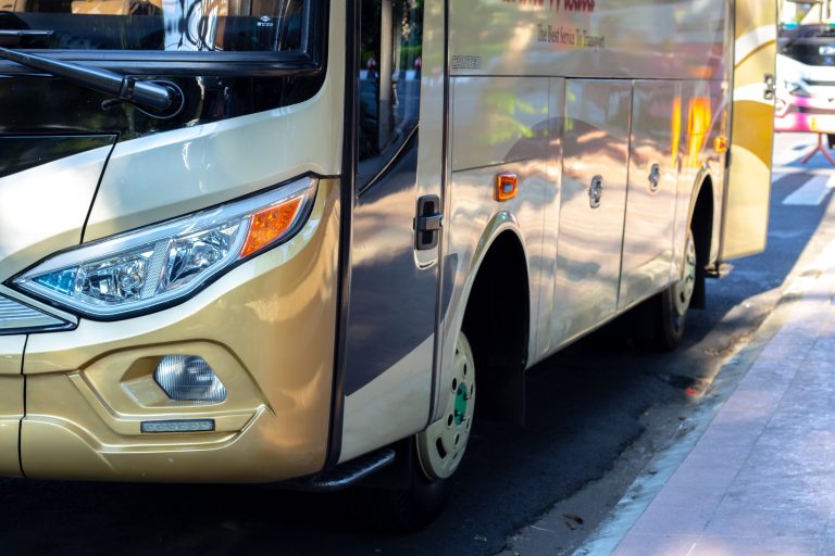 Közel harmincan meghaltak egy kínai buszbalesetben