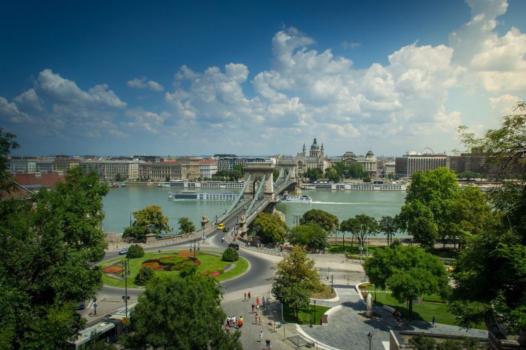 Nem nyithat ki Budapest egyik szuperszállodája, átfogó felújítás vár rá