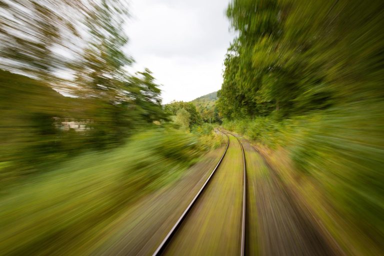 Nem tudta megerőszakolni, ezért kisfia szeme láttára lökte ki a mozgó vonatból