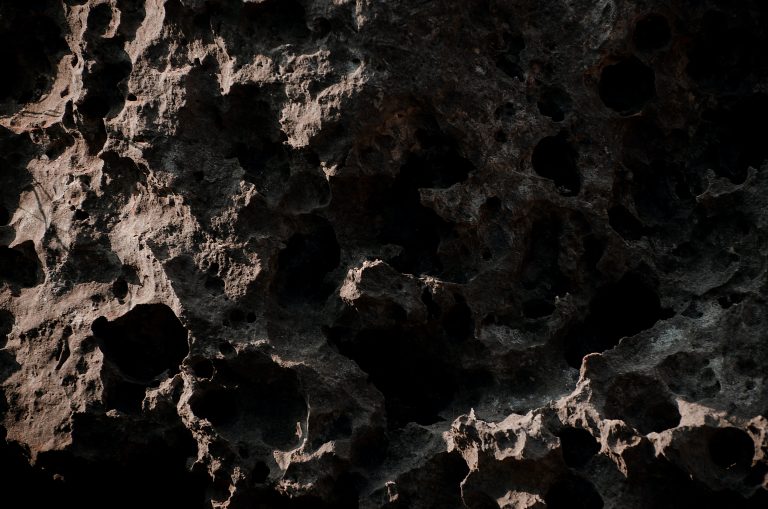 Ez mindent megváltoztathat: japán kutatók vízre bukkantak egy távoli aszteroidából származó kőzetmintában