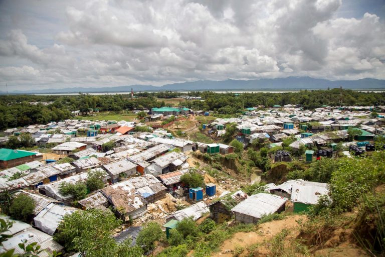 Két rohingya vezetőt öltek meg Bangladesben