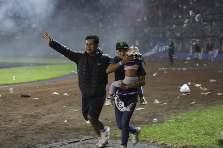 Legkevesebb 129-en haltak meg egy futballmérkőzést követően Indonéziában