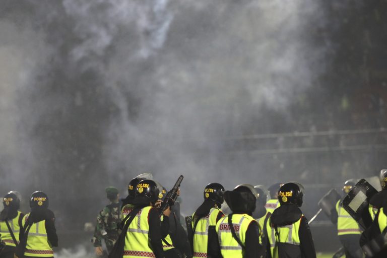 174-re nőtt az áldozatok száma a véres indonéz futballrangadót követően