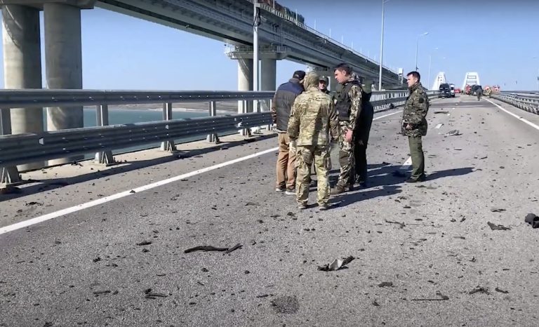 Orosz hatóságok: három ember meghalt a krími hídrobbanásban 