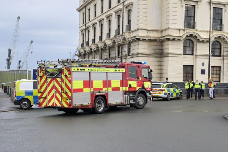 Megkísérelt felgyújtani egy brit bevándorlási hivatalt, majd öngyilkos lett egy férfi