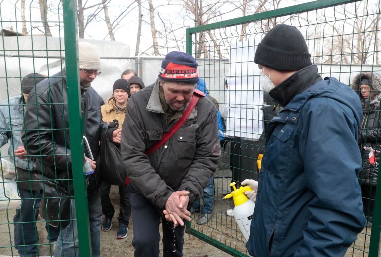 Jelentés: az orosz tisztek hajléktalanokat küldenek a frontvonalra