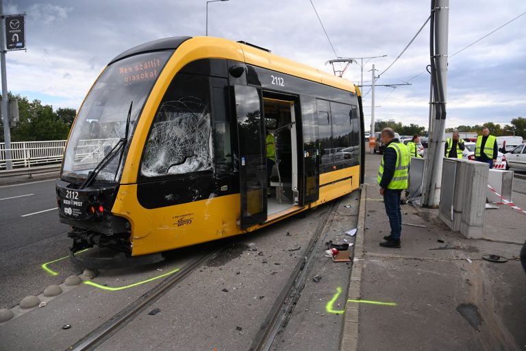 Helyszíni fotókon az Árpád hídon történt villamosbaleset