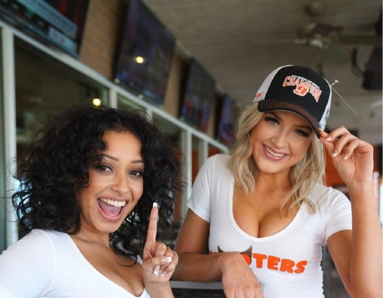 Kiderült, hogyan zajlik a felvételi a híres Hooters üzletláncban