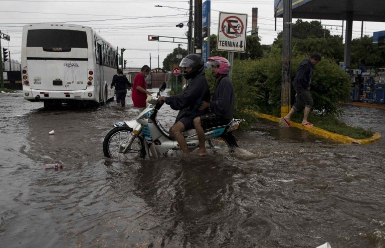 Julia hurrikán: Nicaragua árvizekre és földcsuszamlásokra készül