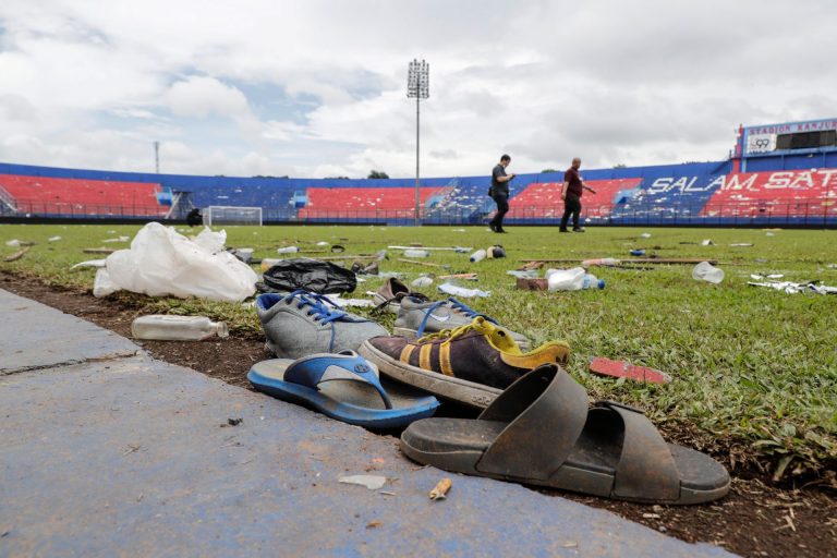 Indonézia ledózerolja a stadiont, ahol 174 ember vesztette életét