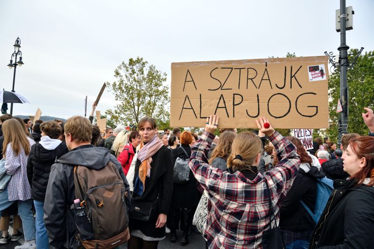 A Pedagógusok Szakszervezete követeli a sztrájkjog visszaállítását